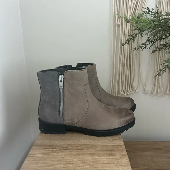 Sorel Woman’s Boot - Picture 2 of 9